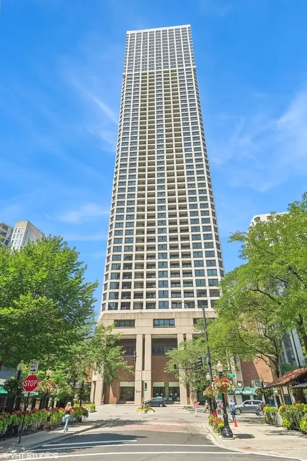 1030 N State Street #8J, Chicago, IL 60610