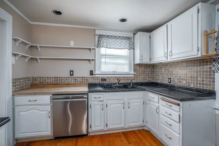 911 W 16th Street, Davenport, IA 52804 - #3