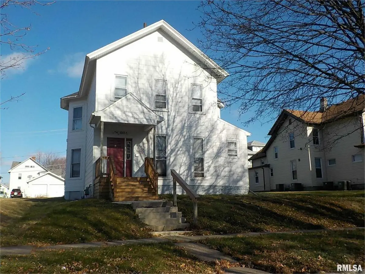 320 E 14th Street, Davenport, IA 52803 - #1