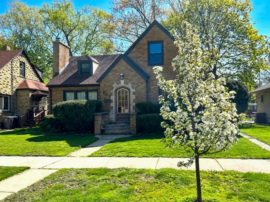 617 Lavoie Avenue, Elgin, IL 60120 - #2