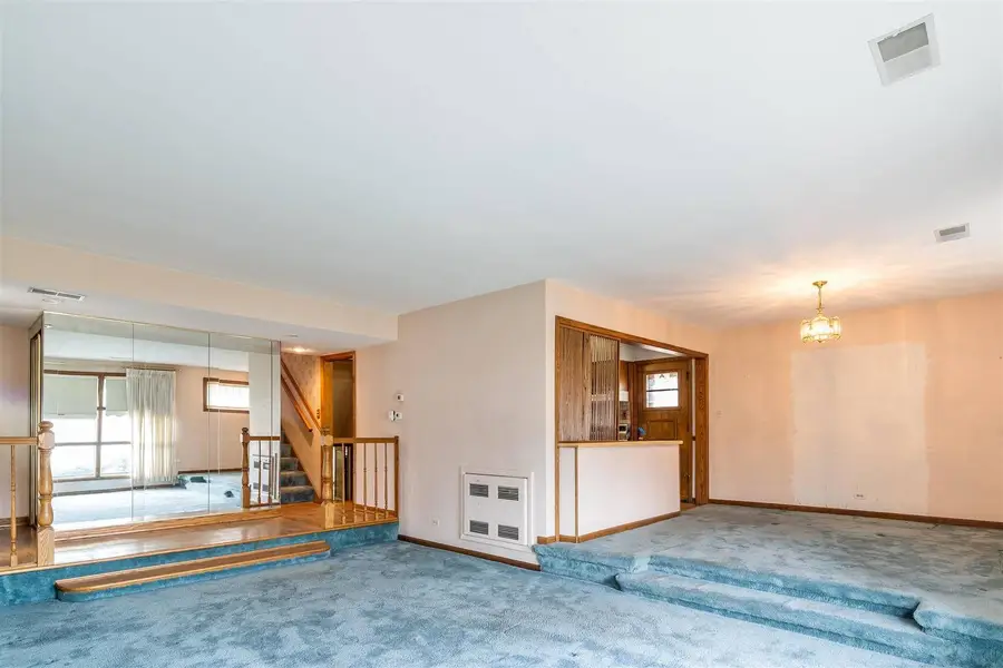 7030 N Crawford Avenue N, Lincolnwood, IL 60712 - #2