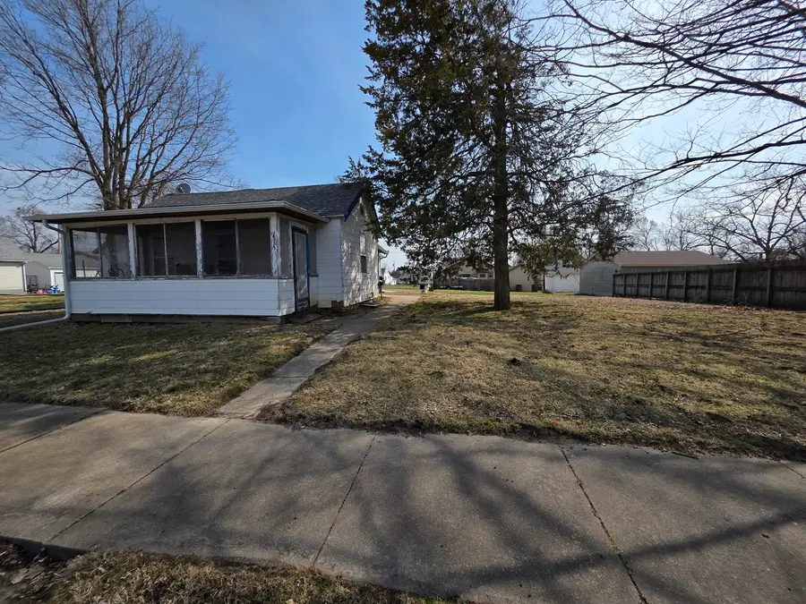 2313 N 7th Street, Clinton, IA 52732 - #2