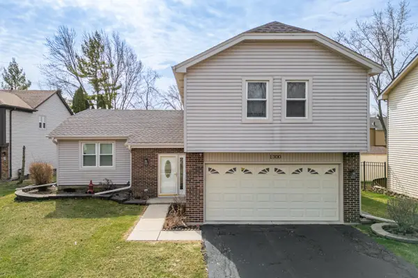1300 Big Horn Trail, Carol Stream, IL 60188
