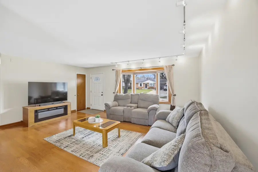 7220 Sprucewood Avenue, Woodridge, IL 60517 - #3