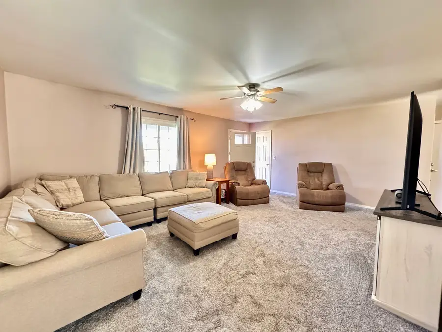 402 Woodside Place, Dixon, IL 61021 - #3