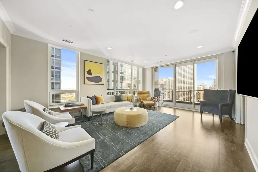 10 E Delaware Place #18E, Chicago, IL 60611 - #2