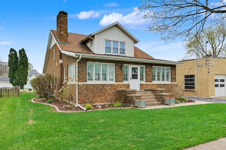 324 S Sangamon Avenue, Gibson City, IL 60936 - #3