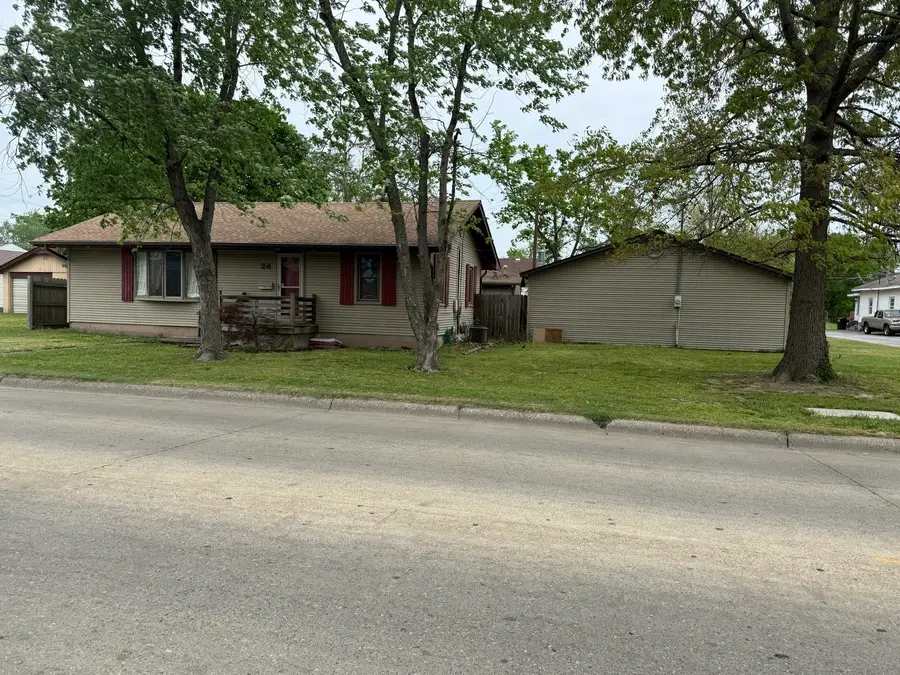 24 W Sloan Street, Harrisburg, IL 62946 - #2