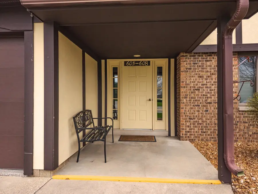 606 Carol Court #B-2, Pontiac, IL 61764 - #2