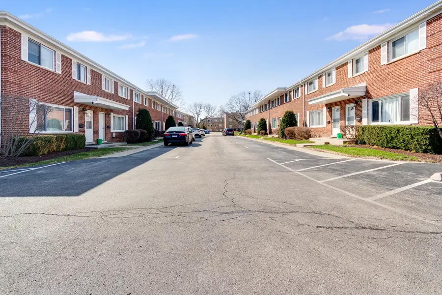 1240 N Boxwood Drive, Mount Prospect, IL 60056 - #3