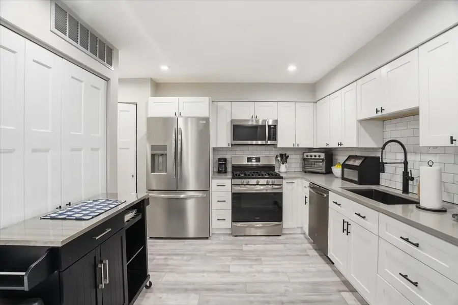 7 Adams Court, Streamwood, IL 60107 - #3