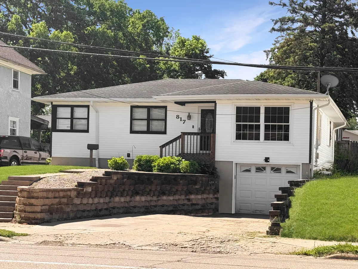 817 W Empire Street, Freeport, IL 61032 - #1