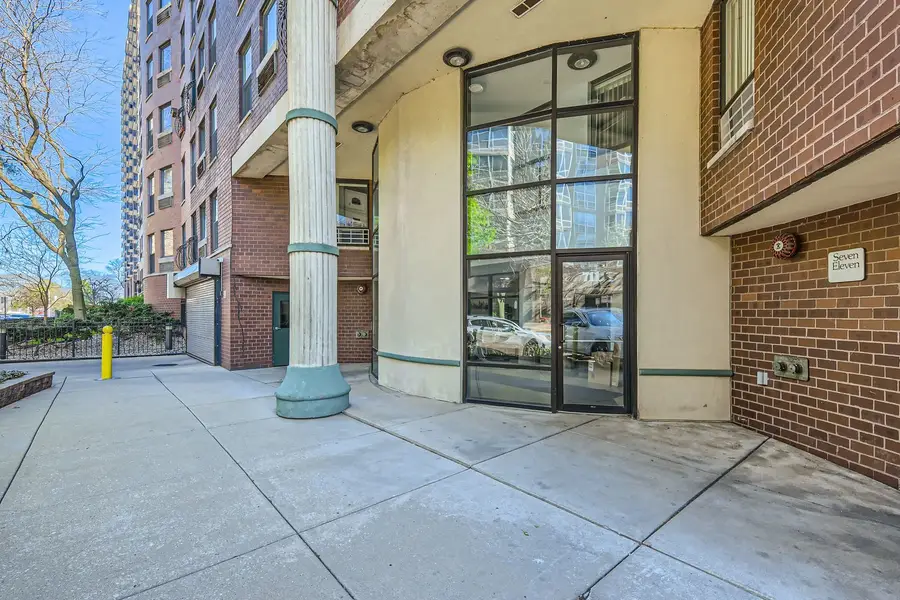 711 W Gordon Terrace #701, Chicago, IL 60613 - #2
