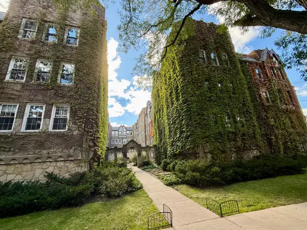 2333 W Farwell Avenue #2S, Chicago, IL 60645