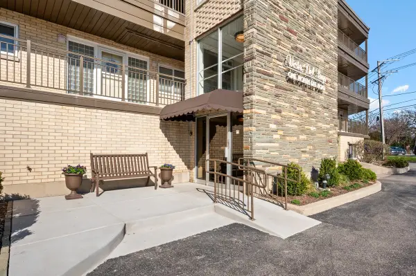 1 N Dee Road #1C, Park Ridge, IL 60068