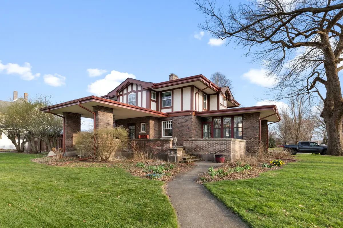 205 E Lincoln Avenue, Watseka, IL 60970 - #1