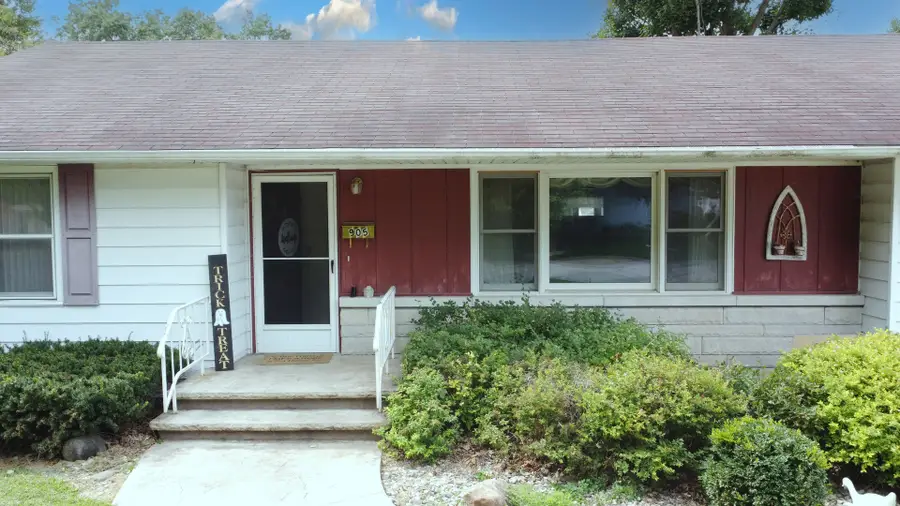 905 S 4th Street, Watseka, IL 60970 - #3
