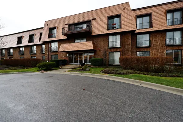 3950 Dundee Road #302, Northbrook, IL 60062