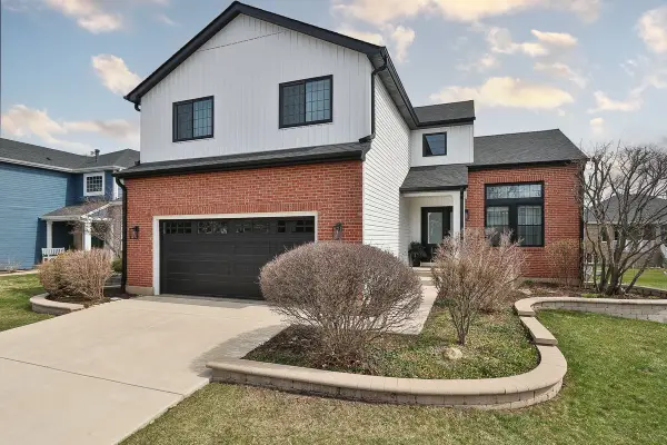 9015 Hillcrest Lane, Woodridge, IL 60517