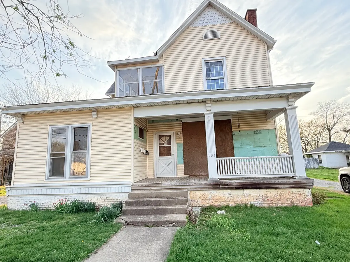 101 5th Street, Carmi, IL 62821 - #1