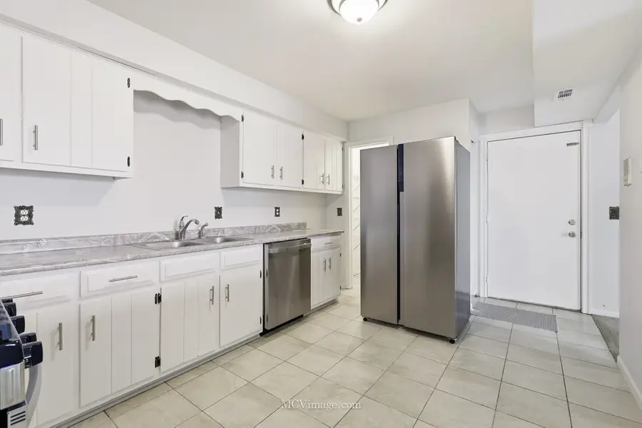 2390 Bicentennial Avenue #8, Crest Hill, IL 60403 - #3