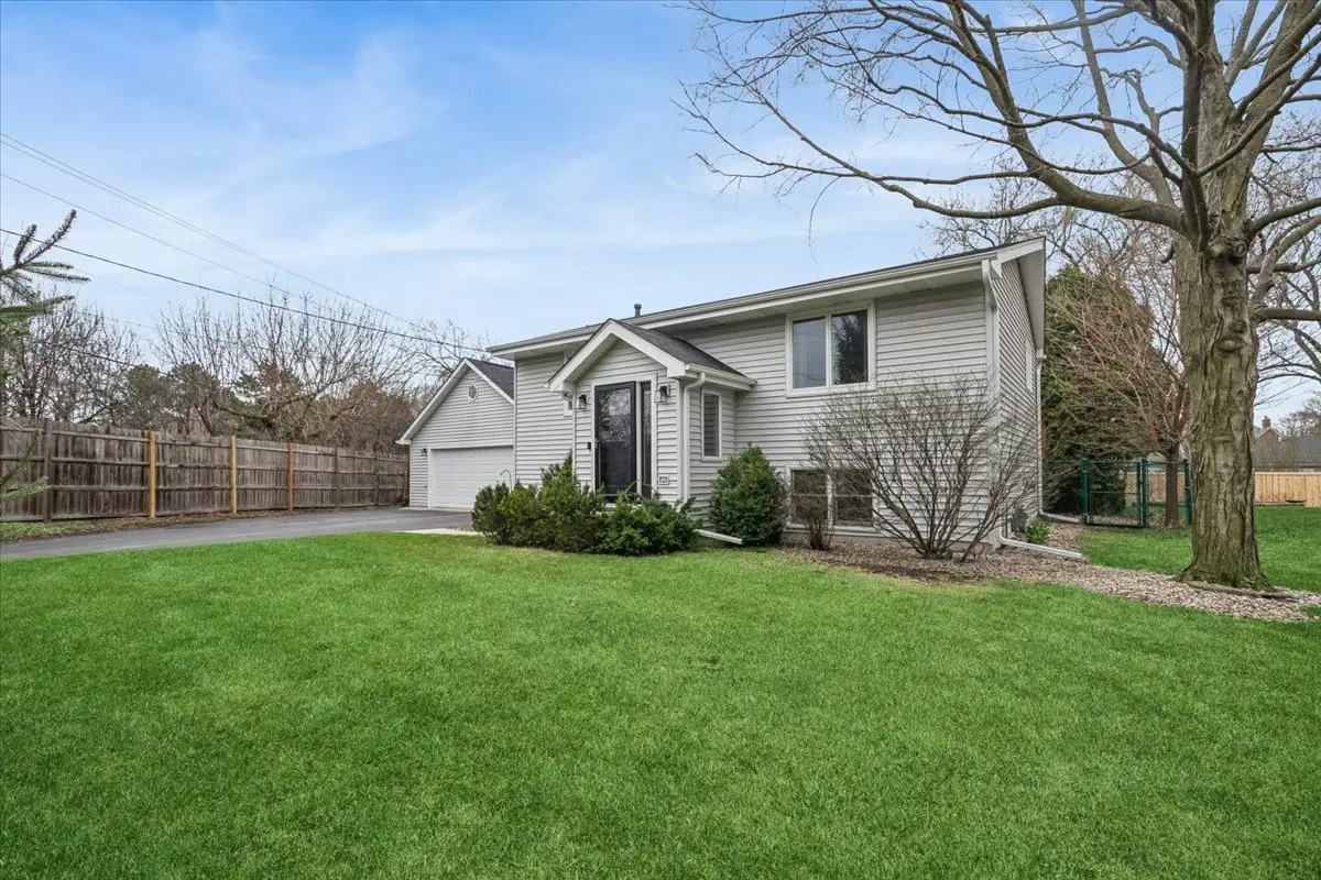 904 W Woodland Road, Lake Bluff, IL 60044 - #1