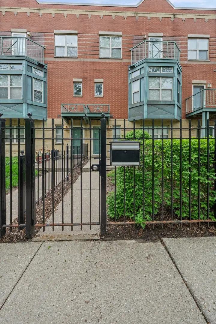 4534 S Woodlawn Avenue #4-11, Chicago, IL 60653 - #1