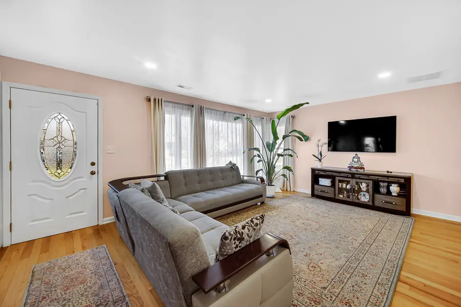 327 N Pershing Avenue, Mundelein, IL 60060 - #3