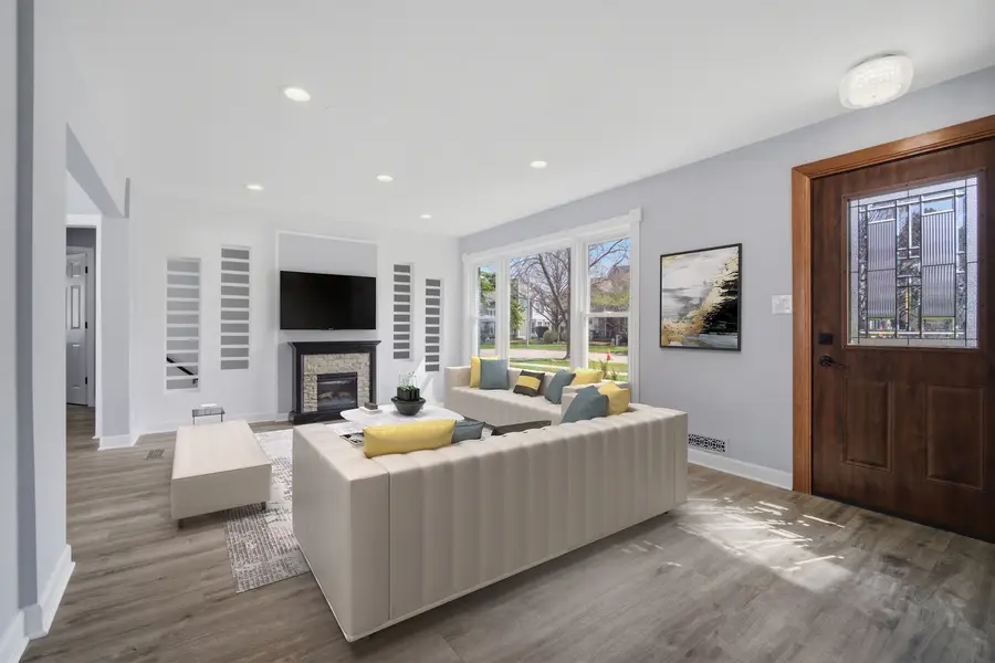 794 E Lincoln Avenue, Des Plaines, IL 60018 - #2