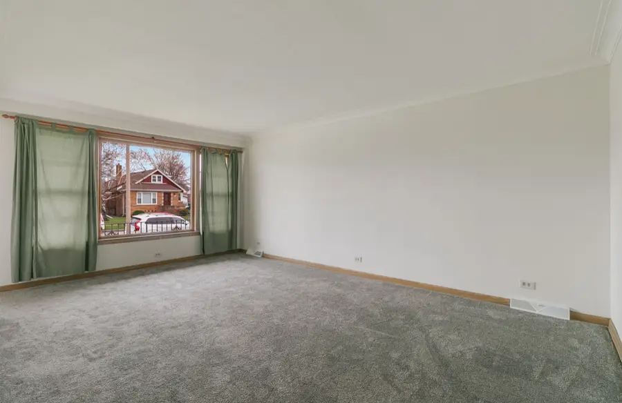 9534 S Sacramento Avenue, Evergreen Park, IL 60805 - #2