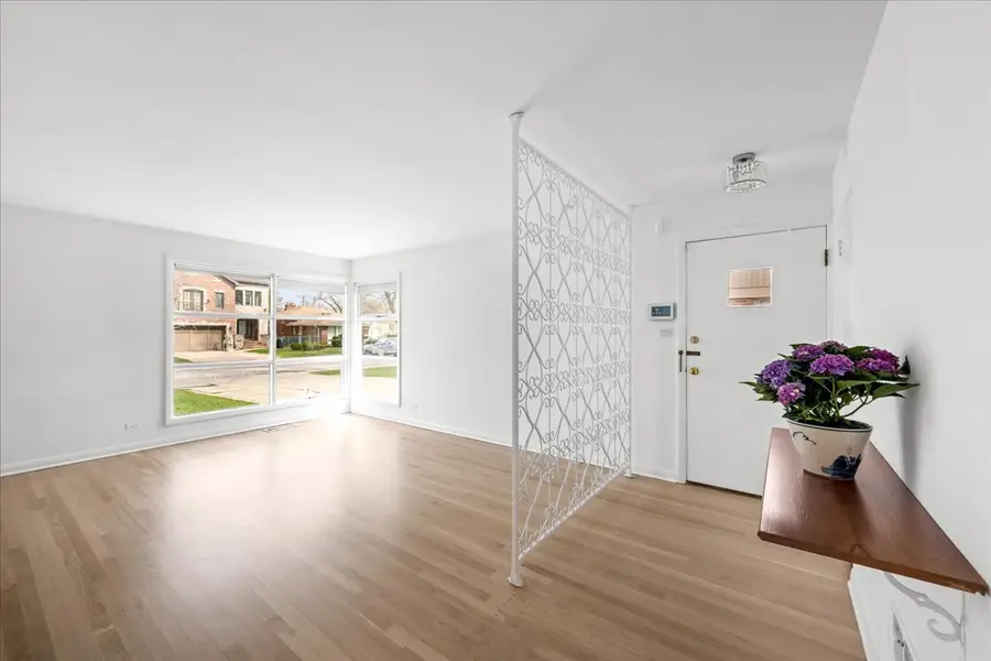 7012 N Kenton Avenue, Lincolnwood, IL 60712 - #3