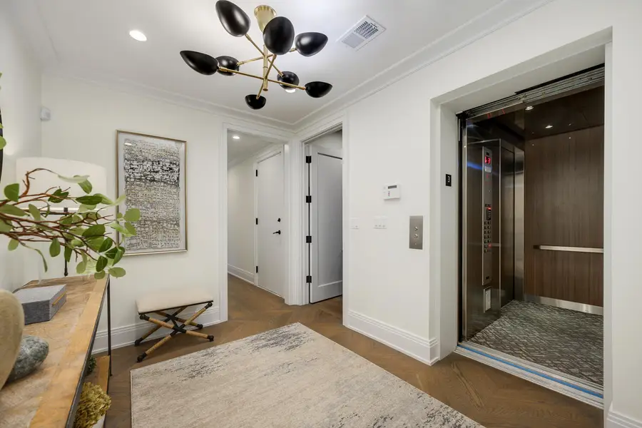 454 W Barry Avenue #3, Chicago, IL 60657 - #2