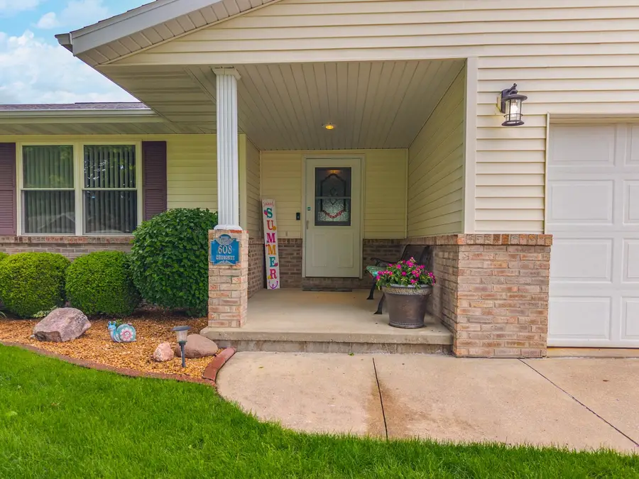 608 N Cherokee Lane, Pontiac, IL 61764 - #3