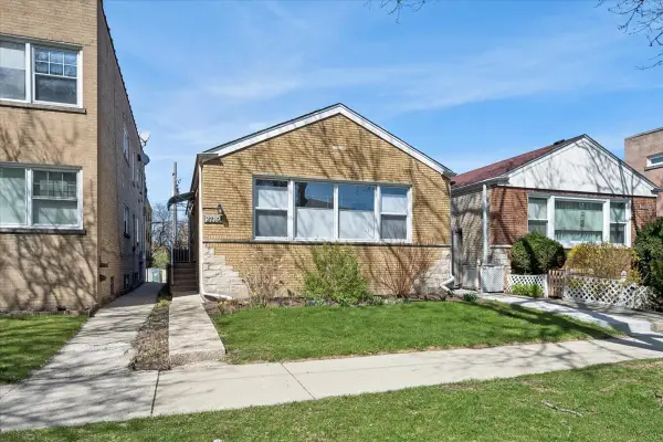 2710 W Berwyn Avenue, Chicago, IL 60625