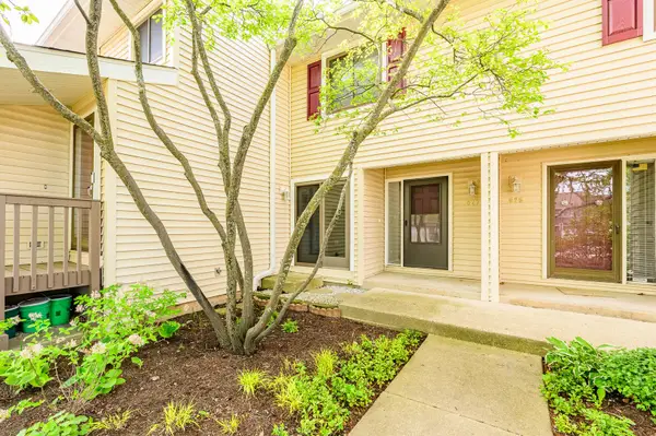 927 Hidden Lake Drive, Buffalo Grove, IL 60089