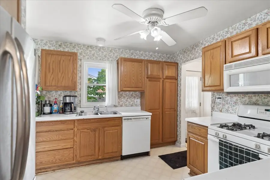 427 S Elmwood Avenue, Waukegan, IL 60085 - #3