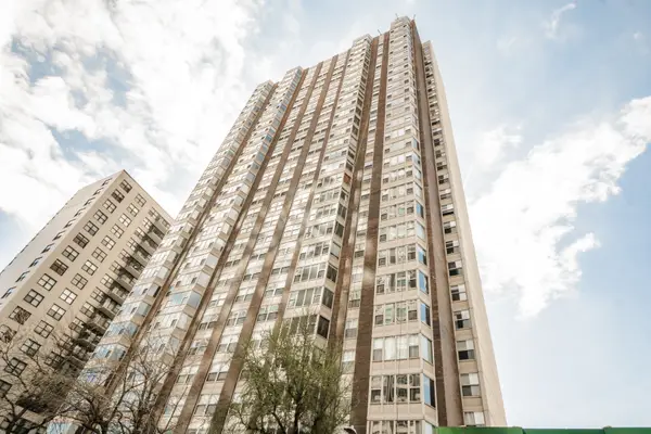 525 W Hawthorne Place #2706, Chicago, IL 60657