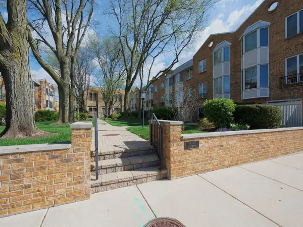 110 Bishop Quarter Lane, Oak Park, IL 60302