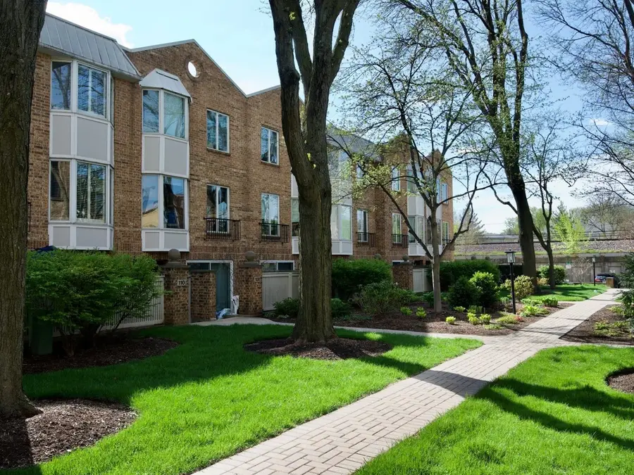 110 Bishop Quarter Lane, Oak Park, IL 60302 - #2