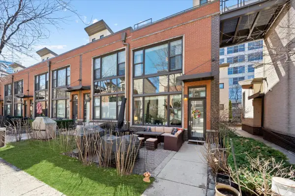 930 N Howe Street #930, Chicago, IL 60610