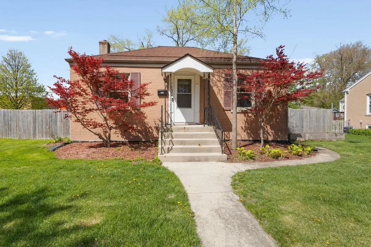 132 Hiawatha Drive, Clarendon Hills, IL 60514 - #1