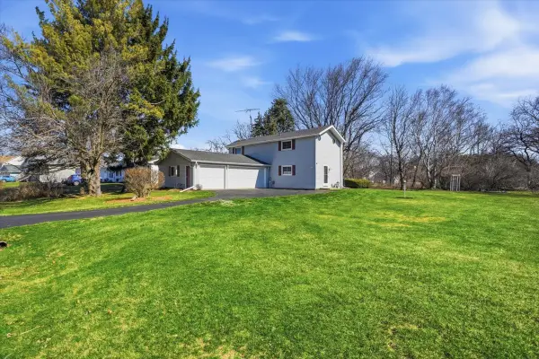 422 Pembroke Road Sw, Poplar Grove, IL 61065