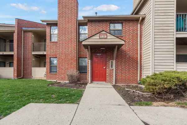 1919 N Hicks Road #209, Palatine, IL 60074