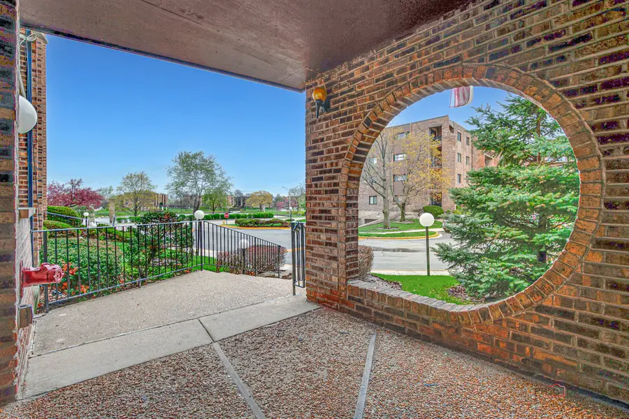 625 W Huntington Commons Road #208, Mount Prospect, IL 60056 - #2