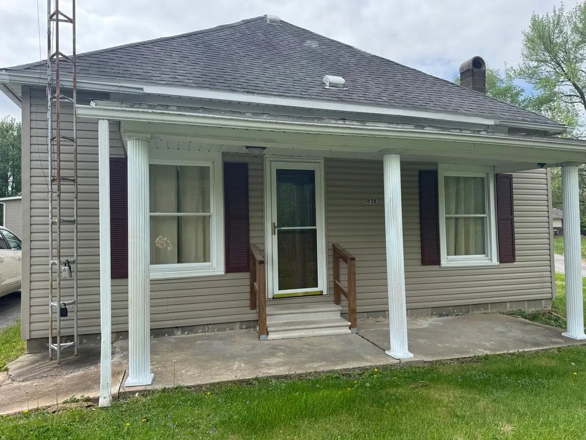 818 E Belleville Avenue, Christopher, IL 62822 - #1