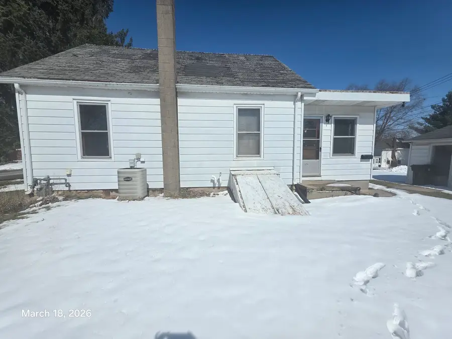 694 Montgomery Avenue, East Dubuque, IL 61025 - #2