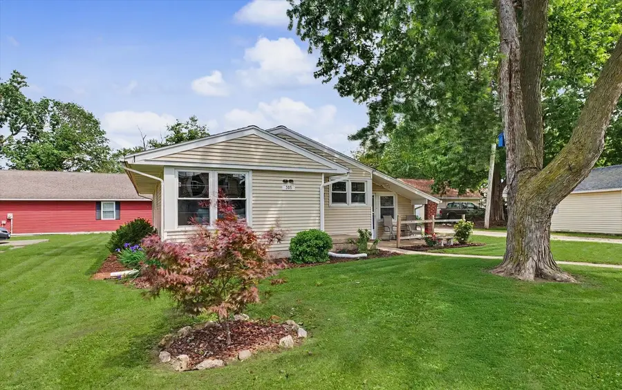 305 N Court Street, Tuscola, IL 61953 - #3