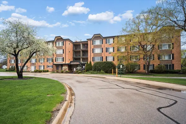 1117 S Old Wilke Road #402, Arlington Heights, IL 60005