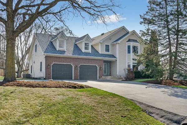 2970 Kingston Drive, Island Lake, IL 60042