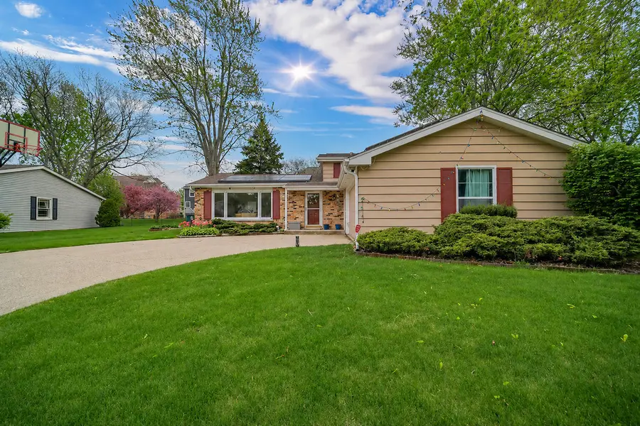401 Greentree Parkway, Libertyville, IL 60048 - #2